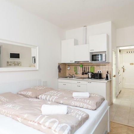 Cozy Studio With Parking Near City Center Praga Esterno foto