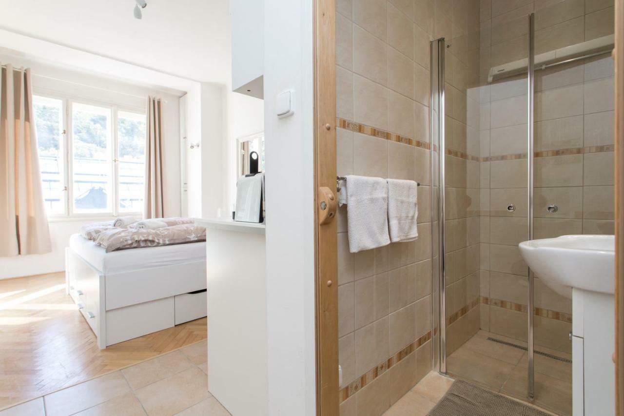 Cozy Studio With Parking Near City Center Praga Esterno foto