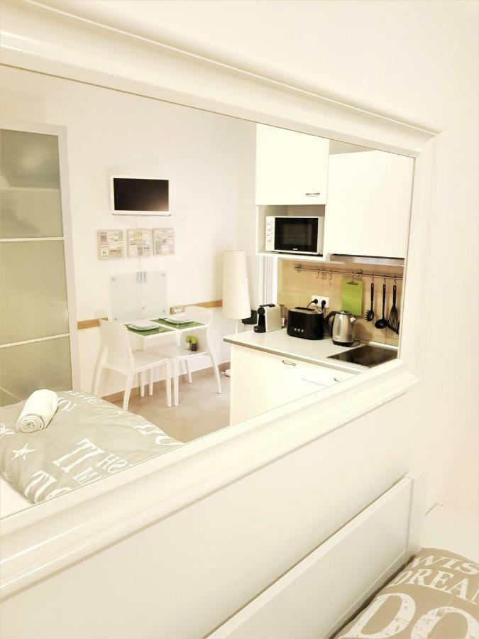 Cozy Studio With Parking Near City Center Praga Esterno foto