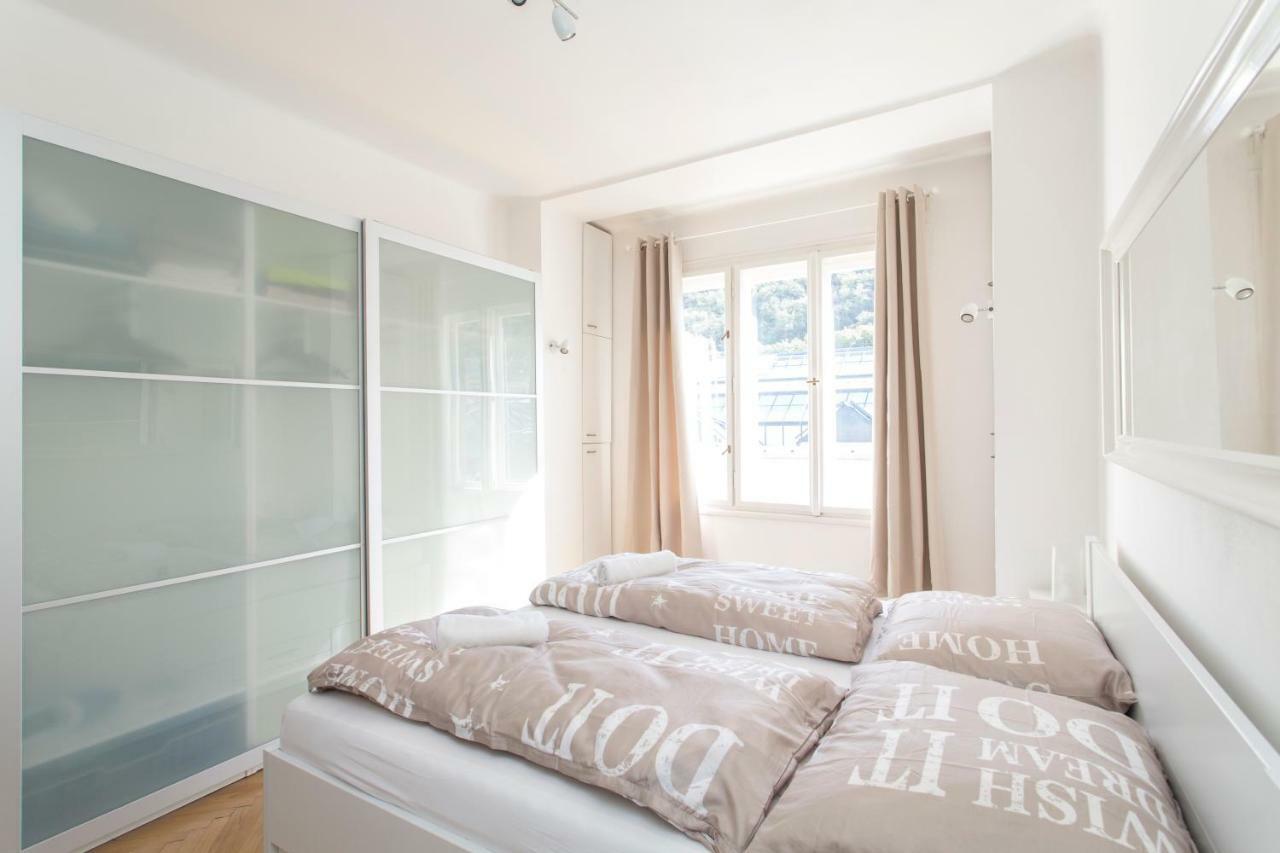 Cozy Studio With Parking Near City Center Praga Esterno foto