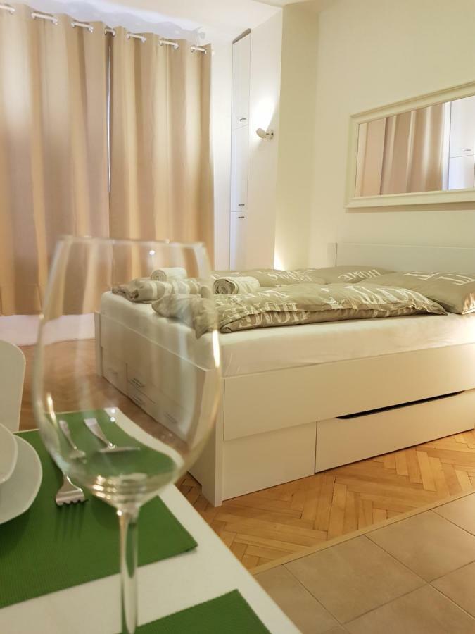 Cozy Studio With Parking Near City Center Praga Esterno foto