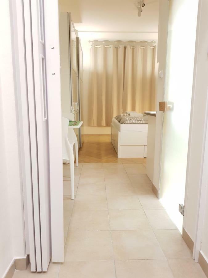Cozy Studio With Parking Near City Center Praga Esterno foto