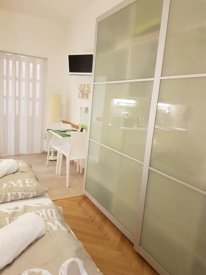 Cozy Studio With Parking Near City Center Praga Esterno foto