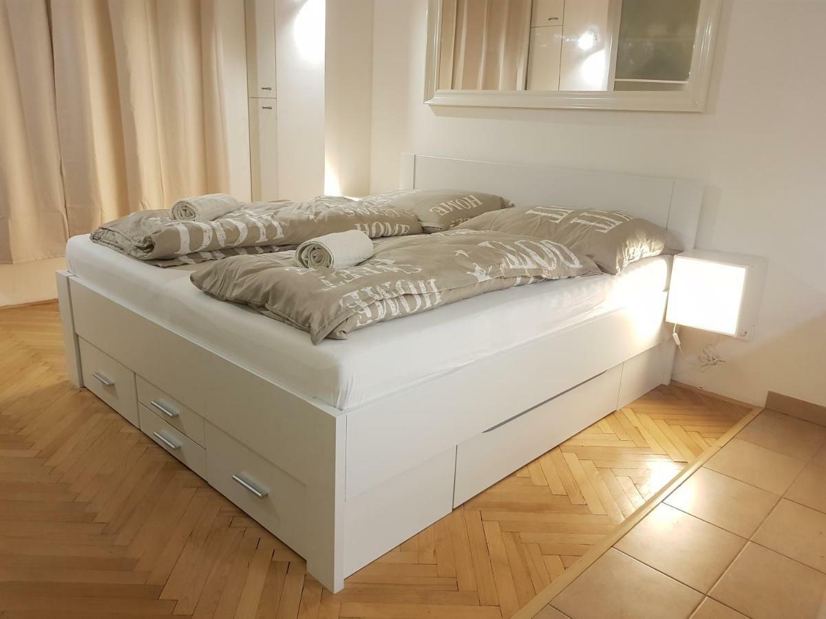 Cozy Studio With Parking Near City Center Praga Esterno foto