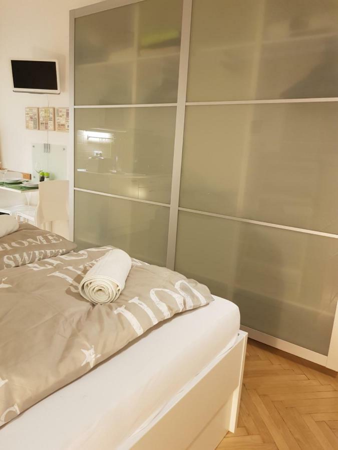 Cozy Studio With Parking Near City Center Praga Esterno foto